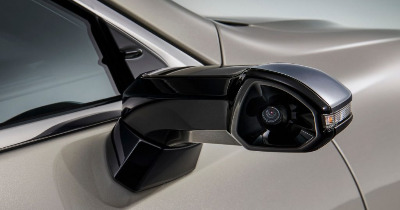 Une Lexus avec des rétroviseurs caméra